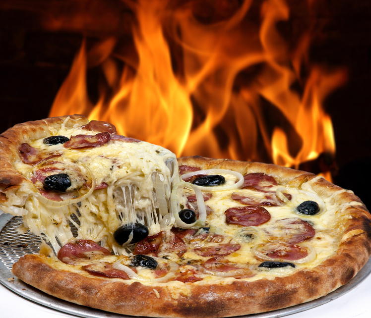 leckere Pizza vorm Feuer
